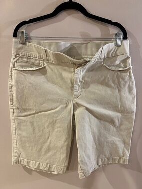 Gloria Vanderbilt Cream Bermuda Shorts 21 Inches Long